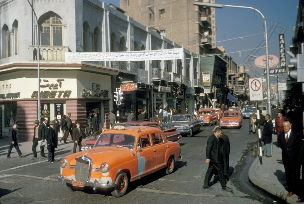 Тонкий Восток и модный Запад: фототур американца по Ирану в 1967 году Тонкий Восток и модный Запад: фототур американца по Ирану в 1967 году