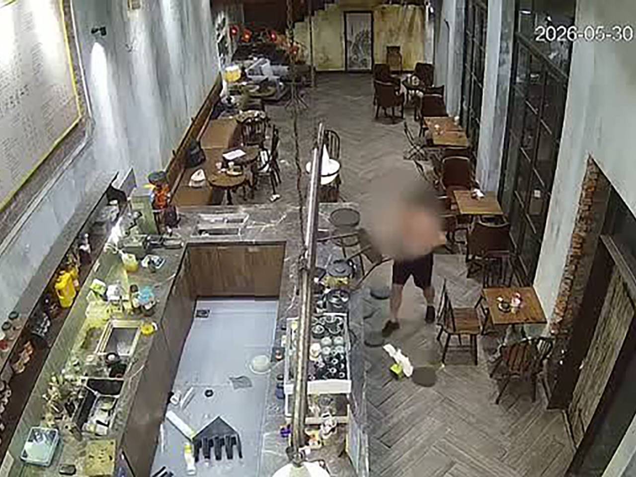 Турист без рубашки разгромил стулом кафе во Вьетнаме и попал на видео