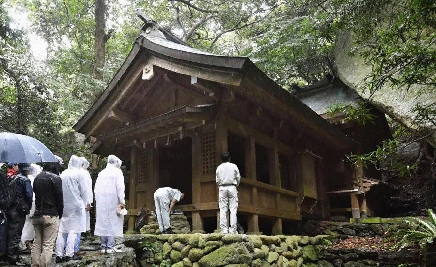 Почему японский остров Окиносима столетиями закрыт для женщин Почему японский остров Окиносима столетиями закрыт для женщин